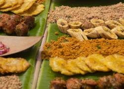 La Picada Manabita lleva longaniza, patacones, salprieta, maduro, maní y ensalada.