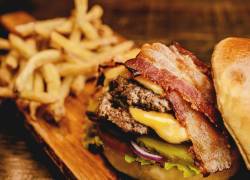 Varios restaurantes y cadenas de comida rápida alrededor del mundo se suman a esta celebración con promociones especiales, concursos y eventos temáticos, como el Burger Show 2024 que presentó una nueva propuesta para incentivar a emprendedores y reactivar la economía nacional.