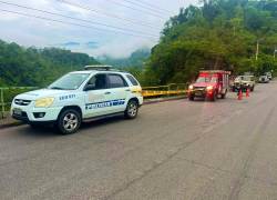 Patrullas de la Policía Nacional y el Cuerpo de Bomberos custodian la zona del siniestro de tránsito.