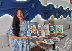 La artista Martina Icaza muestra sus obras.