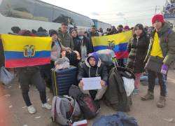 Ecuatorianos en Ucrania pugnan espacio en trenes para llegar hasta Polonia.