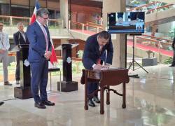 En presencia del Embajador del Ecuador en Costa Rica, Bolívar Torres Cevallos, el Presidente del país centroamericano, Rodrigo Chaves, suscribió la ley que ratifica el Acuerdo de Asociación Comercial con Ecuador.