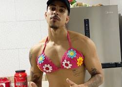 Cansado de que la gente no pagara por los diseños de su madre, Thiago Pantaleão decidió ponerse un bikini tejido a mano y lucirlo en sus redes sociales.