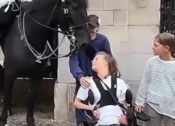 Un guardia real de Londres protagonizó una escena conmovedora junto a su caballo entre los turistas.