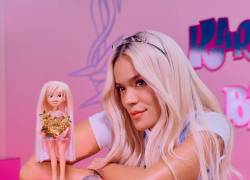 Uno de los atuendos de la Bratz x Karol G Collector Doll representa uno de los momentos más importantes en la carrera musical de la colombiana, cuando ganó sus Grammys en Sevilla.