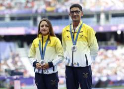 Los medallistas de plata Brian Daniel Pintado (R) y Glenda Morejón de Ecuador posan en el podio durante la ceremonia de entrega de medallas de la carrera de maratón Wolk Relay Mixed de las competencias de atletismo de los Juegos Olímpicos de París 2024.