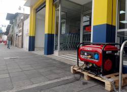 Fotografía de un generador a las afueras de un supermercado.