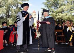 La Máster en Educación, Virginia Hislop, recibiendo su título de posgrado en la Universidad de Stanford, Estados Unidos, a los 105 años.