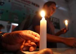 Personas se preparan para los cortes de energía con velas y generadores.