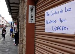 Los locales comerciales en el centro histórico de Cuenca deberán esperar hasta cuatro horas para que se restablezca el servicio eléctrico. Foto: API