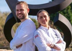 El chef español Áxel Smyth y la chef ecuatoriana Claudia Merchán posan juntos, ellos fueron reconocidos con una Estrella Michelin por su restaurante Simpar ubicado en Santiago de Compostela, España.