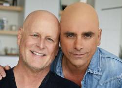 Foto posada de Dave Coulier junto a su amigo John Stamos quien lo visitó con una gorra de calvo para sacarle una sonrisa. Dave fue diagnosticado con cáncer.