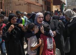 Al Mawasi (-), 13/07/2024.- Una mujer palestina reacciona tras la muerte de su esposo, quien fue asesinado en un bombardeo israelí.