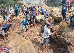 Personas cavando en el lugar de un deslizamiento de tierra en la aldea de Yambali en la región de Maip Mulitaka, en la provincia de Enga en Papúa Nueva Guinea.