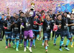 Jugadores de El Nacional celebran al ganar la final de la Copa Ecuador este miércoles, frente a Independiente del Valle en el Estadio Rodrigo Paz Delgado en Quito.