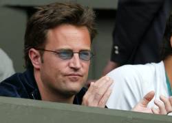 Fotografía del actor estadounidense Matthew Perry aplaudiendo mientras observa el partido de cuartos de final en la Pista Central entre las estadounidenses Jennifer Capriati y Serena Williams en Wimbledon.