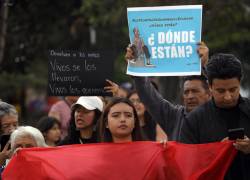 Ciudadanos protestaron en los bajos de la Gobernación del Azuay.