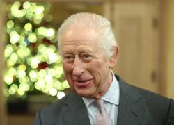 El rey Carlos III de Gran Bretaña sonríe durante el evento de 'Artesanía navideña' anual de la King's Foundation en Highgrove Gardens. Hoy el monarca bromeó sobre su estado estado de salud.