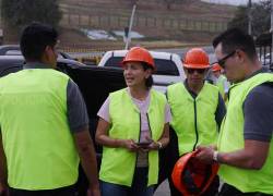 Fotografía referencial de la ministra Inés Manzano realizando una verificación técnica.