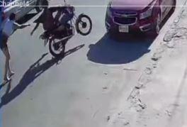 VIDEO: Mujer derriba de una moto a un ladrón que robó su tienda y logra que lo capturen