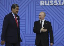 El presidente ruso, Vladimir Putin (derecha), y el presidente de Venezuela, Nicolás Maduro, participan en una ceremonia oficial de bienvenida para los jefes de delegaciones.