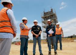 Fotografía del recorrido que el presidente de la República, Daniel Noboa (C), realizó en la zona de construcción de la cárcel.