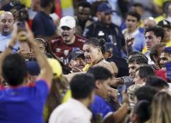 Darwin Núñez (C) de Uruguay se pelea con fanáticos colombianos después de que Uruguay perdiera después del partido de semifinales de la Copa América 2024 contra Colombia en Charlotte, Carolina del Norte, EE.UU., 10 de julio de 2024.