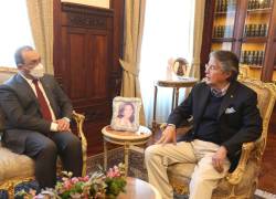 El mandatario ecuatoriano Guillermo Lasso (d) durante una reunión con el nuevo presidente del Banco de Desarrollo de América Latina (CAF), Sergio Díaz Granados, este jueves, en Quito