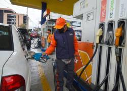 Los combustibles de bajo octanaje Extra y Ecopaís subieron USD 0,11 por galón.