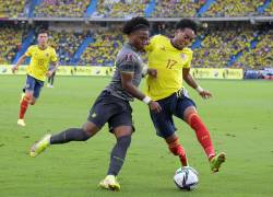 Angelo Preciado, de Ecudor, y Johan Mojica, de Colombia, pelean por un balón en el último partido entre ambos países.