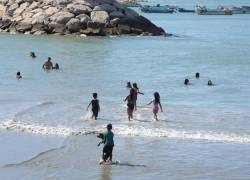 La Libertad, Santa Elena.- Bañistas disfrutan del mar en la playa del cantón La Libertad. El Gobierno decretó 5 días de descanso obligatorio para el Feriado de Difuntos.