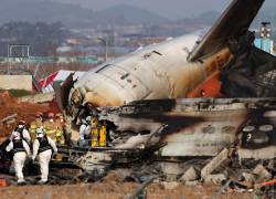 Los bomberos trabajan en los restos del avión Jeju Air en el Aeropuerto Internacional de Muan, 29 de diciembre de 2024 .