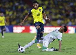 Gonzalo Plata y Jairo Quinteros en una jugada del último partido entre Ecuador y Bolivia por eliminatorias en Guayaquil, en 2021.