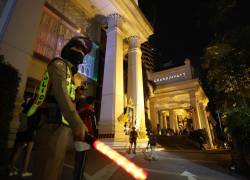 Agentes de policía tailandeses aseguran la zona durante las investigaciones después de que seis personas fueran encontradas muertas en el Hotel Grand Hyatt Erawan en Bangkok, Tailandia, el 16 de julio de 2024.