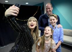 Taylor Swift también publicó en sus redes sociales una selfie con los tres miembros de la familia real.