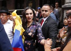 La vicepresidenta de Ecuador, Verónica Abad, saluda a sus partidarios frente a la vicepresidencia ecuatoriana en Quito el 23 de diciembre de 2024.