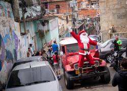 Un Papá Noel trabaja hoy durante la jornada Un Juguete, una Buena Noticia, en la parroquia Petare en Caracas.