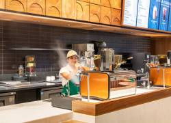 La primera tienda de Starbucks en Ecuador está ubicada en el Centro Comercial Scala, en Cumbayá, Quito.