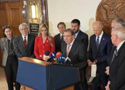 El líder opositor venezolano Edmundo González Urrutia (c) habla en rueda de prensa luego de una reunión con senadores estadounidenses este martes, en el Congreso en Washington (EE.UU.).