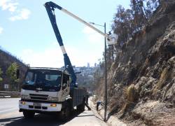 Operadores trabajando en la limpieza de la avenida Simón Bolívar, en Quito.