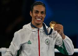 Imane Khelif, medallista de oro de Argelia, posa en el podio durante la ceremonia de entrega de medallas en la categoría final de boxeo femenino de 66 kg durante los Juegos Olímpicos de París 2024.