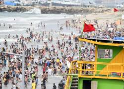 Multitudinaria concurrencia de turistas a las playas por el feriado de Carnaval 2023. Playa Murciélago - Manta. Foto: Ariel Ochoa / API