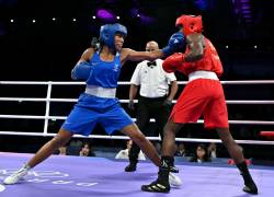 La sueca Agnes Alexiusson (i) golpea a la ecuatoriana María José Palacios, quien ganó el combate y avanzó a los octavos de final en los 60 kilos de boxeo femenino en París 2024.