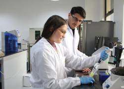 En la foto una estudiante junto a un profesor en una simulación médica, la cual permite a los estudiantes de ciencias de la salud experimentar situaciones clínicas y emergencias.