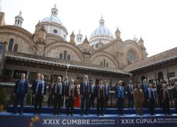 Los participantes en la XXIX Cumbre Iberoamericana de Jefes de Estado y de Gobierno posan para la foto de familia este viernes, en el museo Pumapungo en Cuenca.