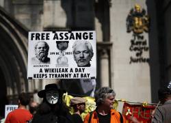 Los partidarios del fundador de WikiLeaks, Julian Assange, sostienen pancartas y carteles mientras protestan en su apoyo, frente a los Tribunales Reales de Justicia, el Tribunal Superior de Gran Bretaña, en el centro de Londres el 20 de mayo de 2024.