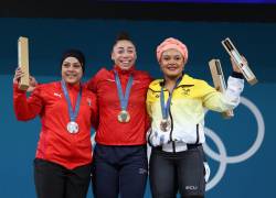 Sara Ahmed, Eila Koanda y Neisi Dajomes en el podio de París 2024. (Foto: Comité Olímpico Ecuatoriano).