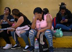 Familiares de personas detenidas durante las últimas protestas postelectorales esperan noticias afuera del Centro de Detención de la Policía Nacional Bolivariana (PNB) conocido como Zona 7, en Caracas el 1 de agosto de 2024.