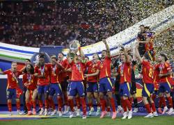 BERLÍN, 14/07/2024.- El capitán de la selección española Álvaro Morata (c) levanta el trofeo junto a sus compañeros durante la celebración de la victoria de la Eurocopa, tras vencer a Inglaterra.
