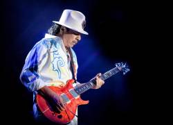 Fotografía cedida por Roberto Finizio de Carlos Santana presentándose en el Ippodromo del Galoppo, el 26 de junio de 2023, en Milán (Italia). El guitarrista mexicano Carlos Santana subió hoy a un escenario en Nueva York, luego del estreno mundial en esta ciudad del documental Carlos en el Festival de Cine Tribeca.